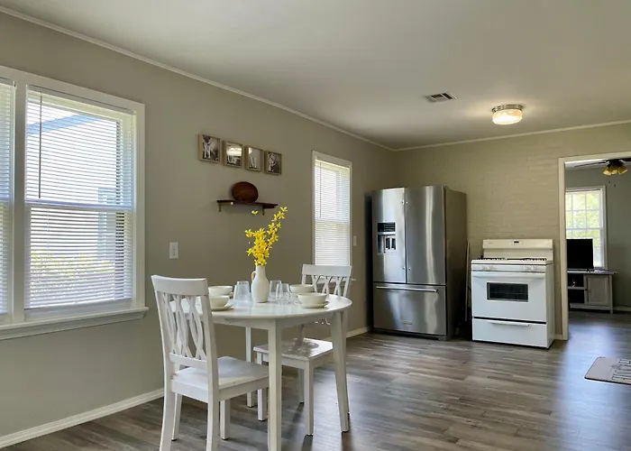 Modern Comforts/7Minto Downtown