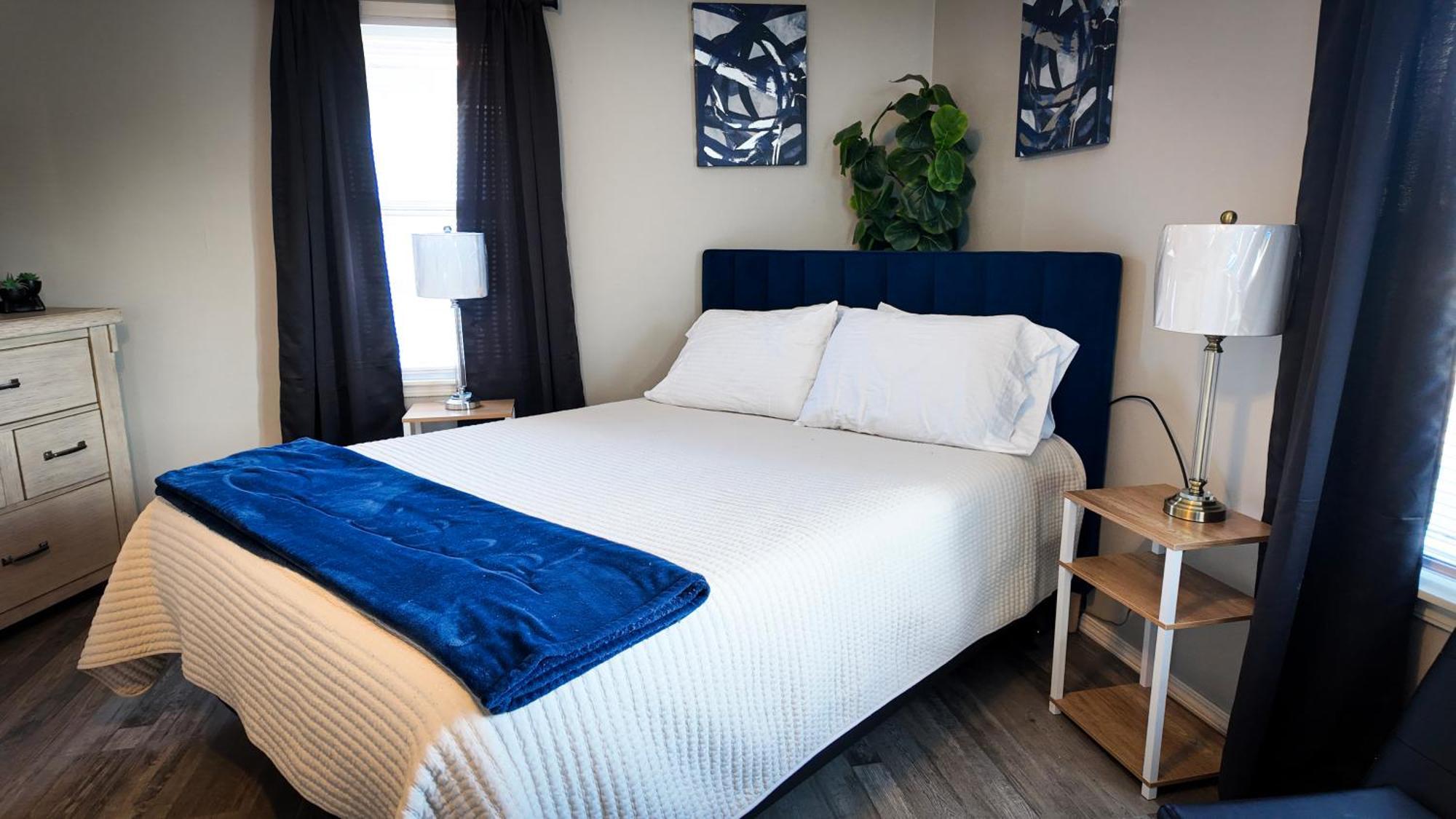 Modern Comforts/7minto Downtown Holiday home