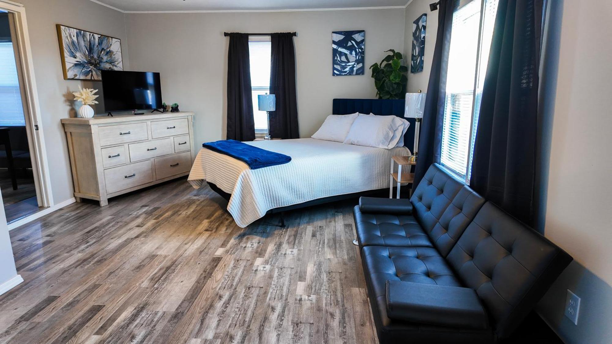 Modern Comforts/7minto Downtown Holiday home *