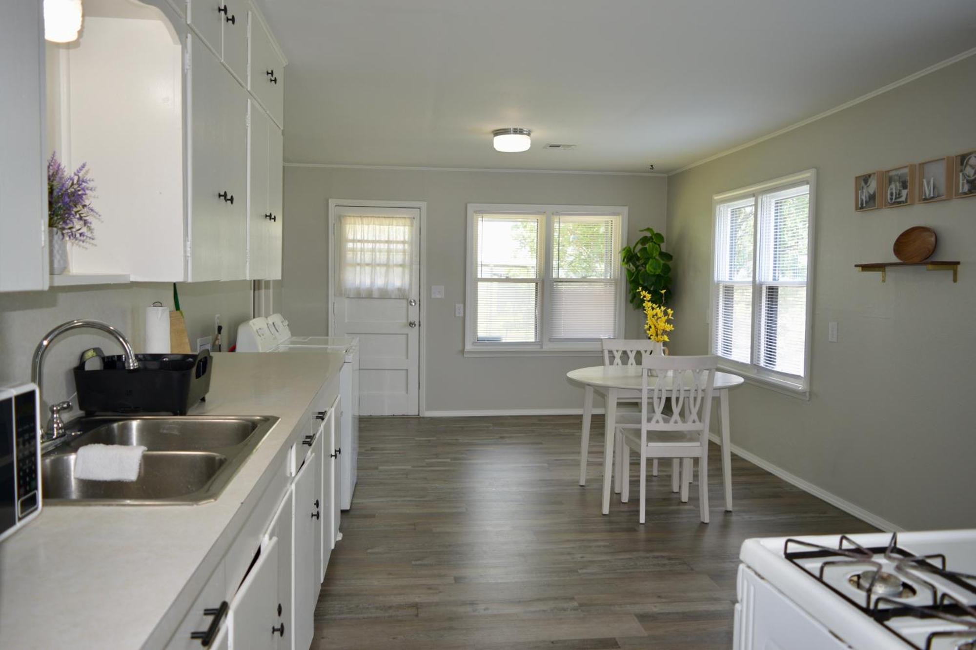 Modern Comforts/7minto Downtown