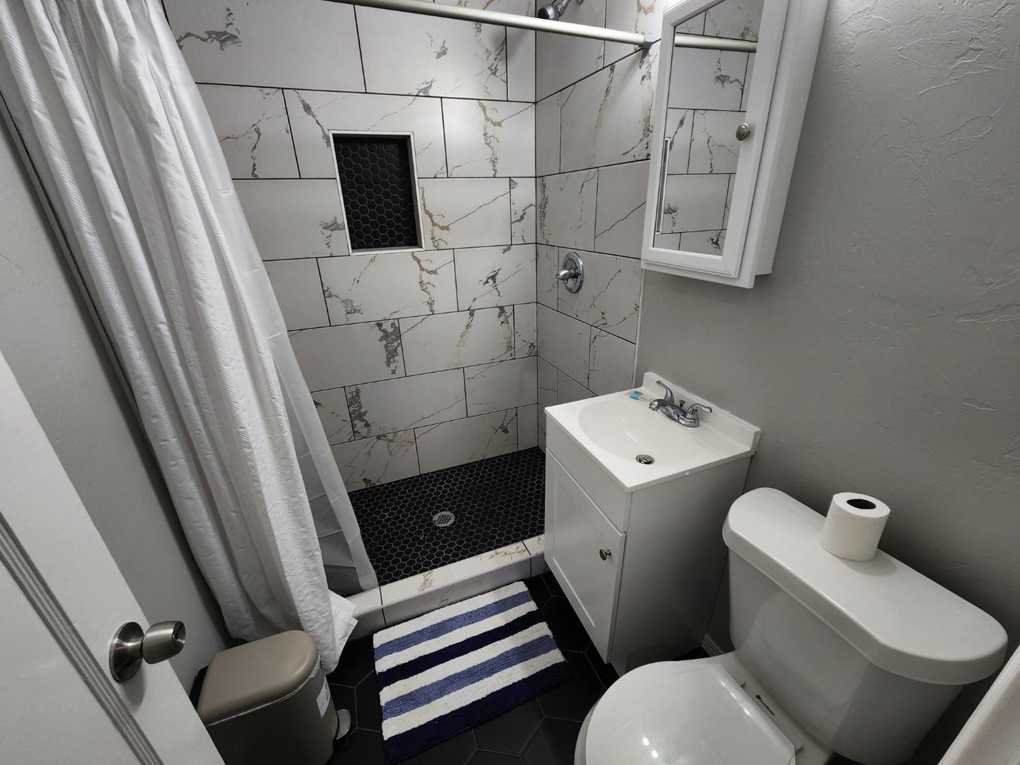 Modern Comforts/7minto Downtown Holiday home